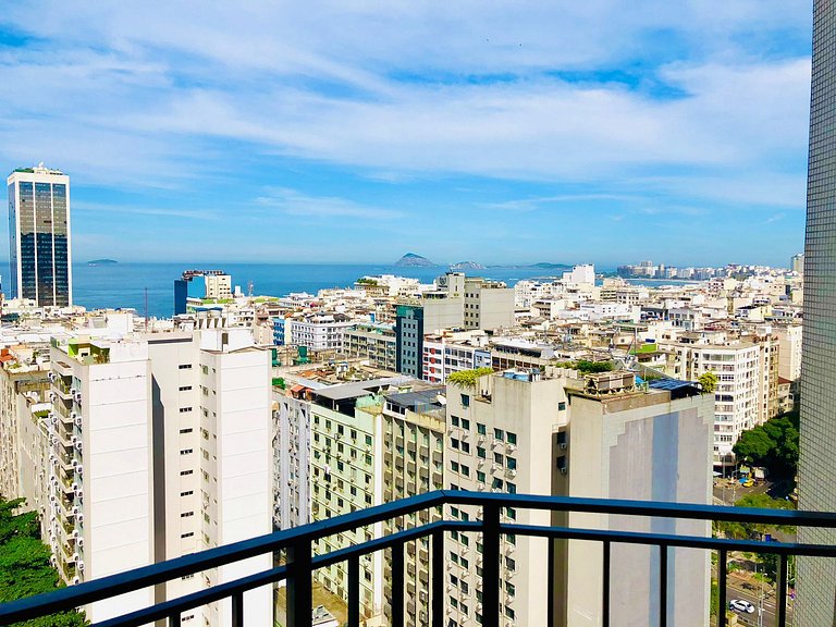 A pé para o mar, piscina e o melhor preço no Leme