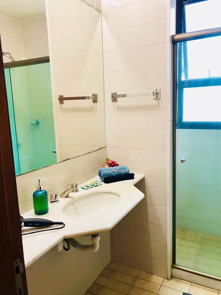 A pé para o mar, piscina e o melhor preço no Leme