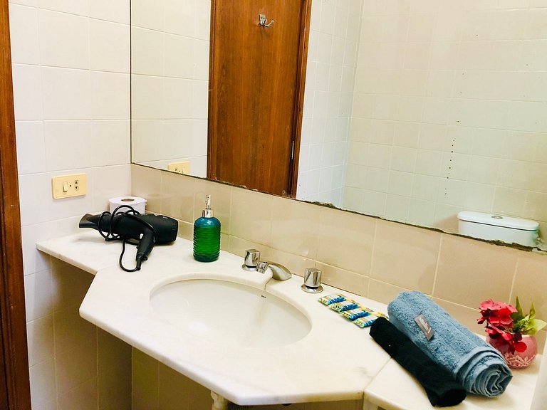 A pé para o mar, piscina e o melhor preço no Leme