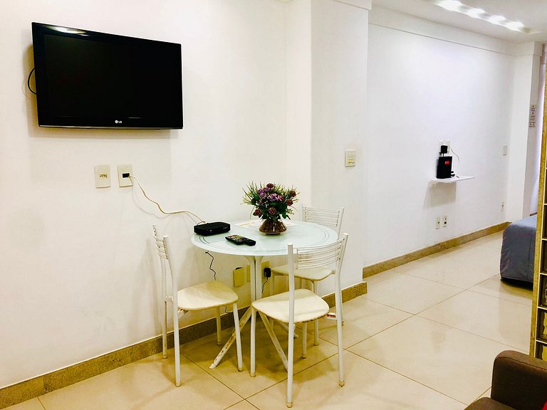 A pé da praia de Copa, studio completo e confortável.