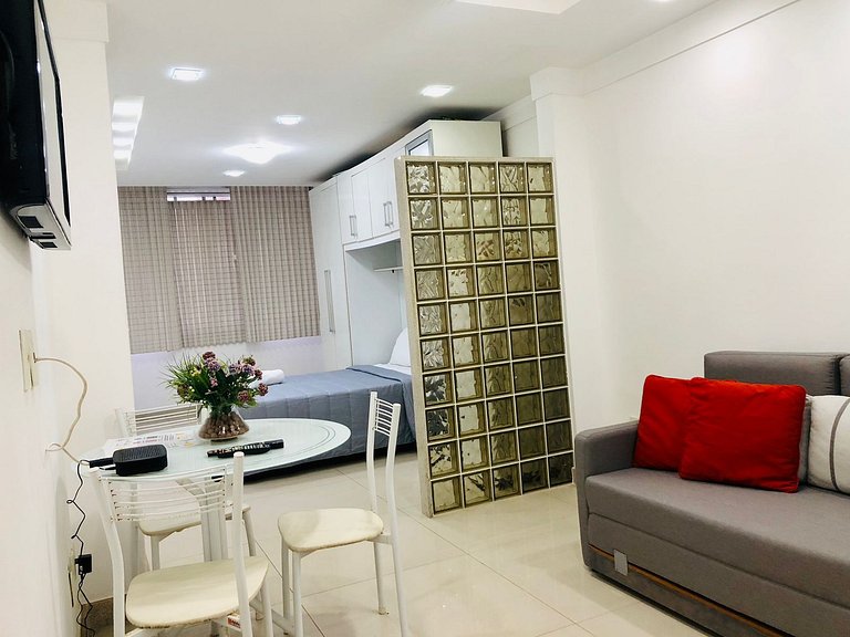 A pé da praia de Copa, studio completo e confortável.