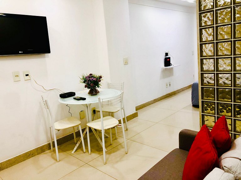 A pé da praia de Copa, studio completo e confortável.