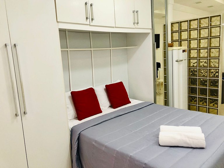 A pé da praia de Copa, studio completo e confortável.