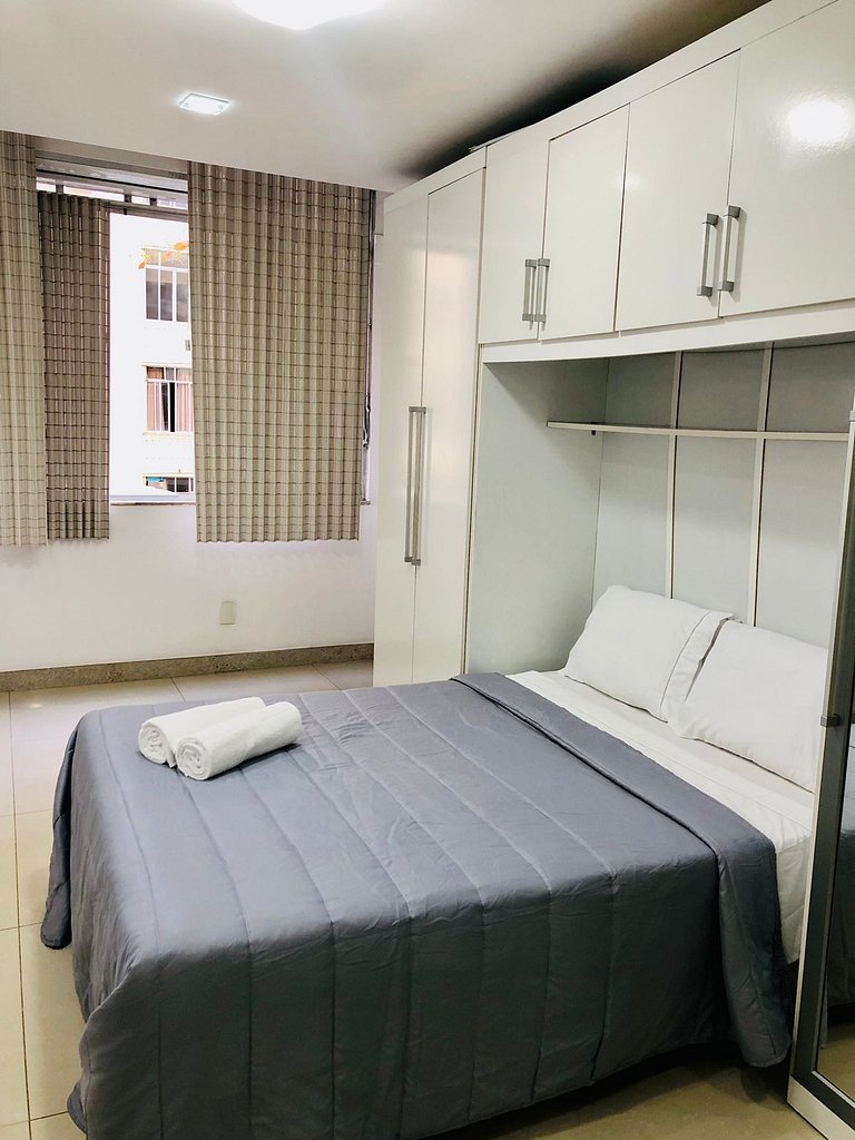 A pé da praia de Copa, studio completo e confortável.