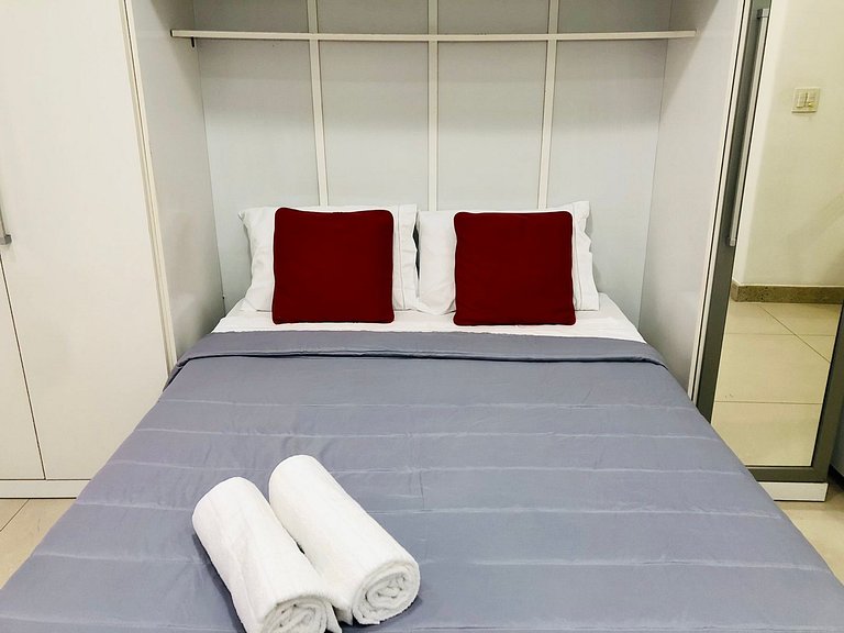 A pé da praia de Copa, studio completo e confortável.