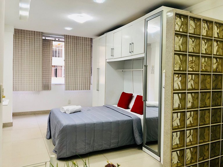 A pé da praia de Copa, studio completo e confortável.