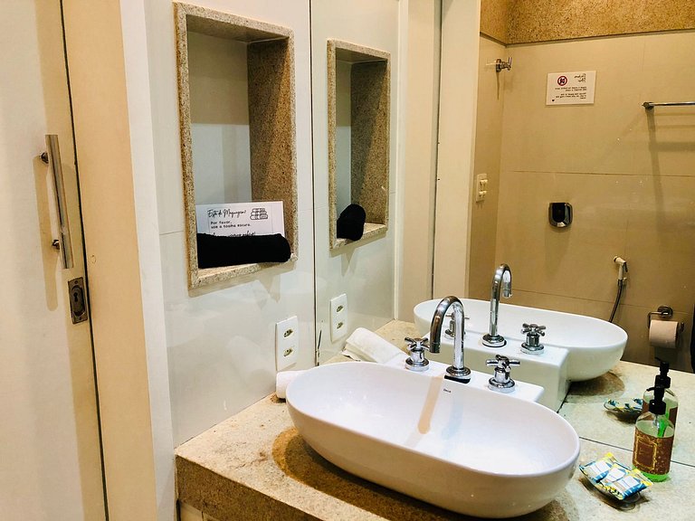 A pé da praia de Copa, studio completo e confortável.