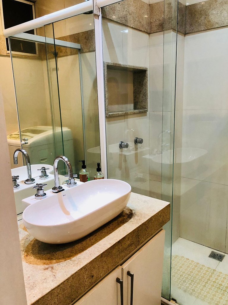 A pé da praia de Copa, studio completo e confortável.