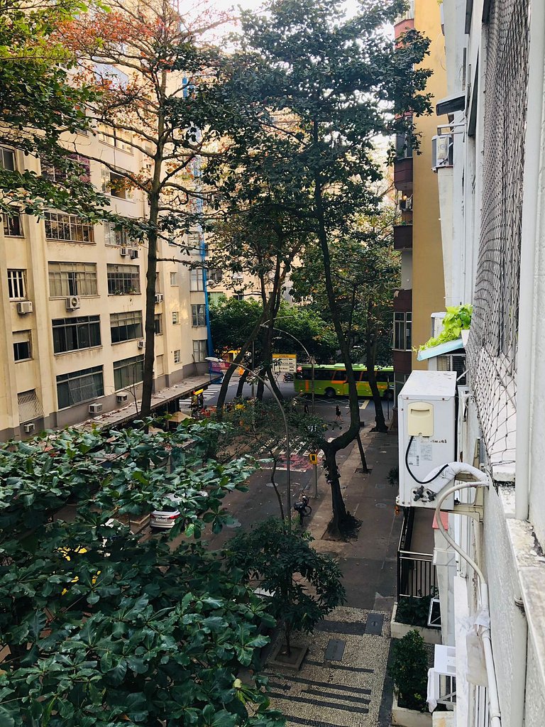 A pé da praia de Copa, studio completo e confortável.