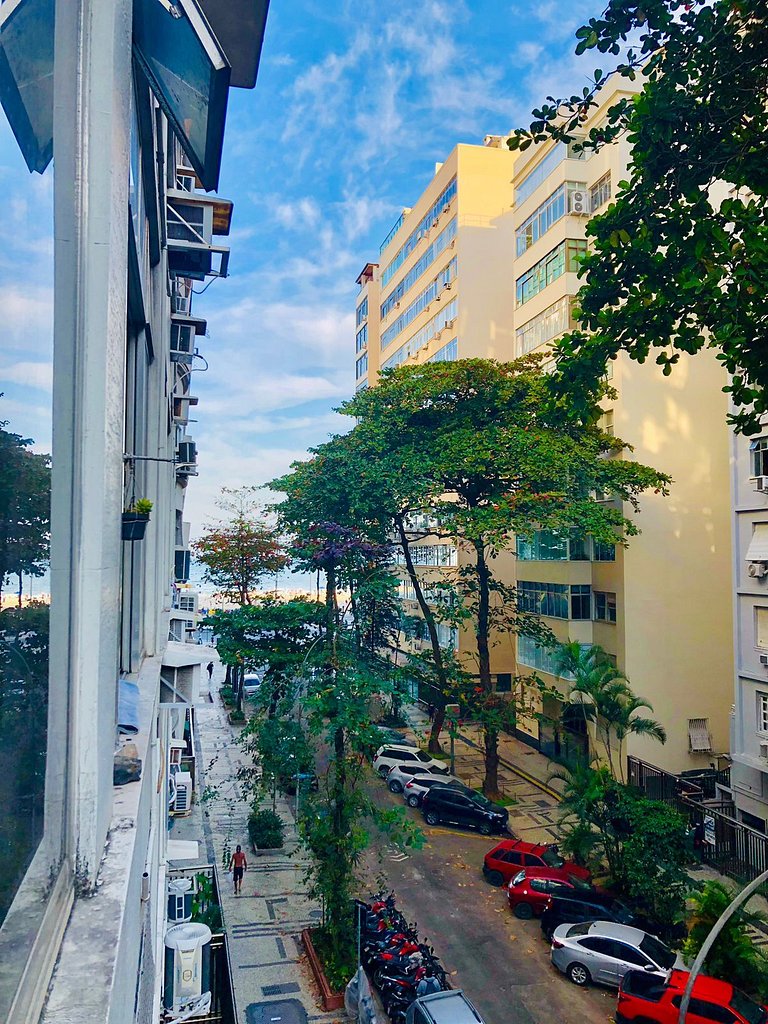 A pé da praia de Copa, studio completo e confortável.