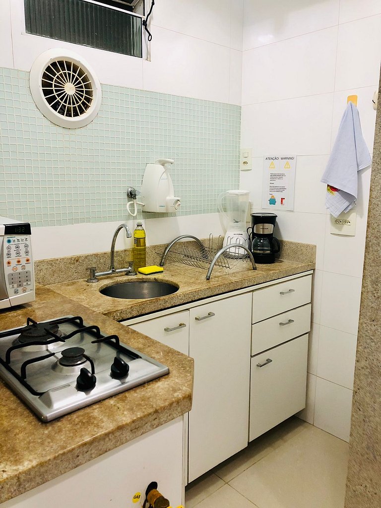 A pé da praia de Copa, studio completo e confortável.