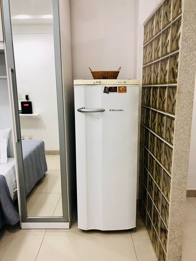 A pé da praia de Copa, studio completo e confortável.