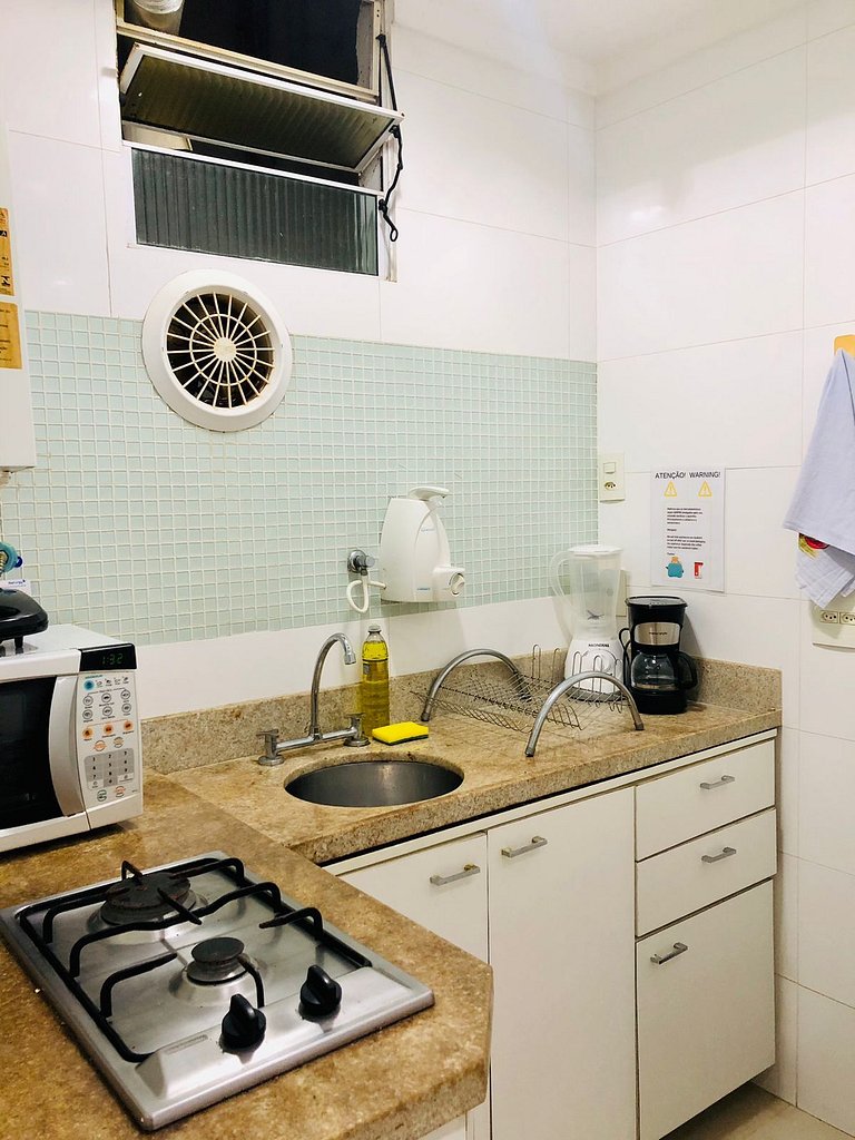 A pé da praia de Copa, studio completo e confortável.