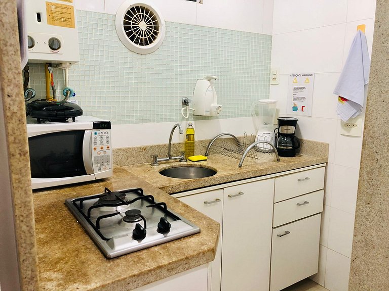 A pé da praia de Copa, studio completo e confortável.