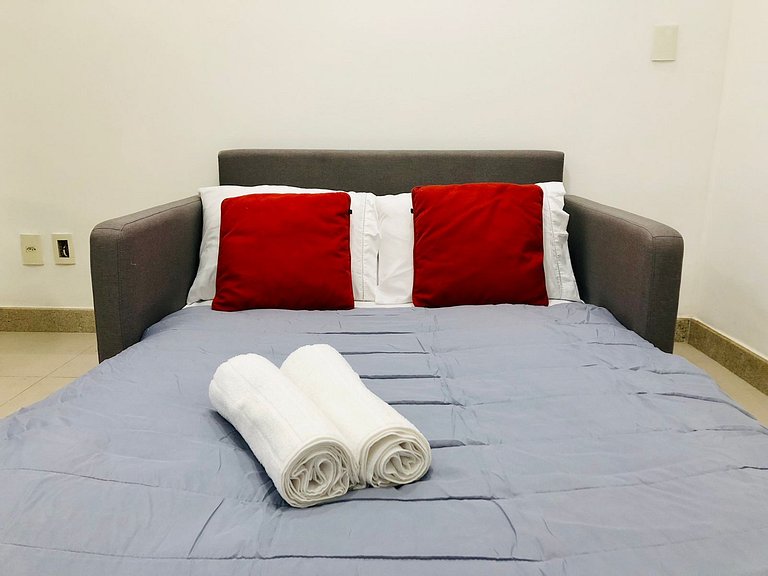 A pé da praia de Copa, studio completo e confortável.