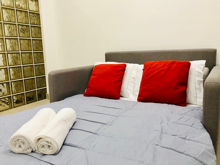 A pé da praia de Copa, studio completo e confortável.