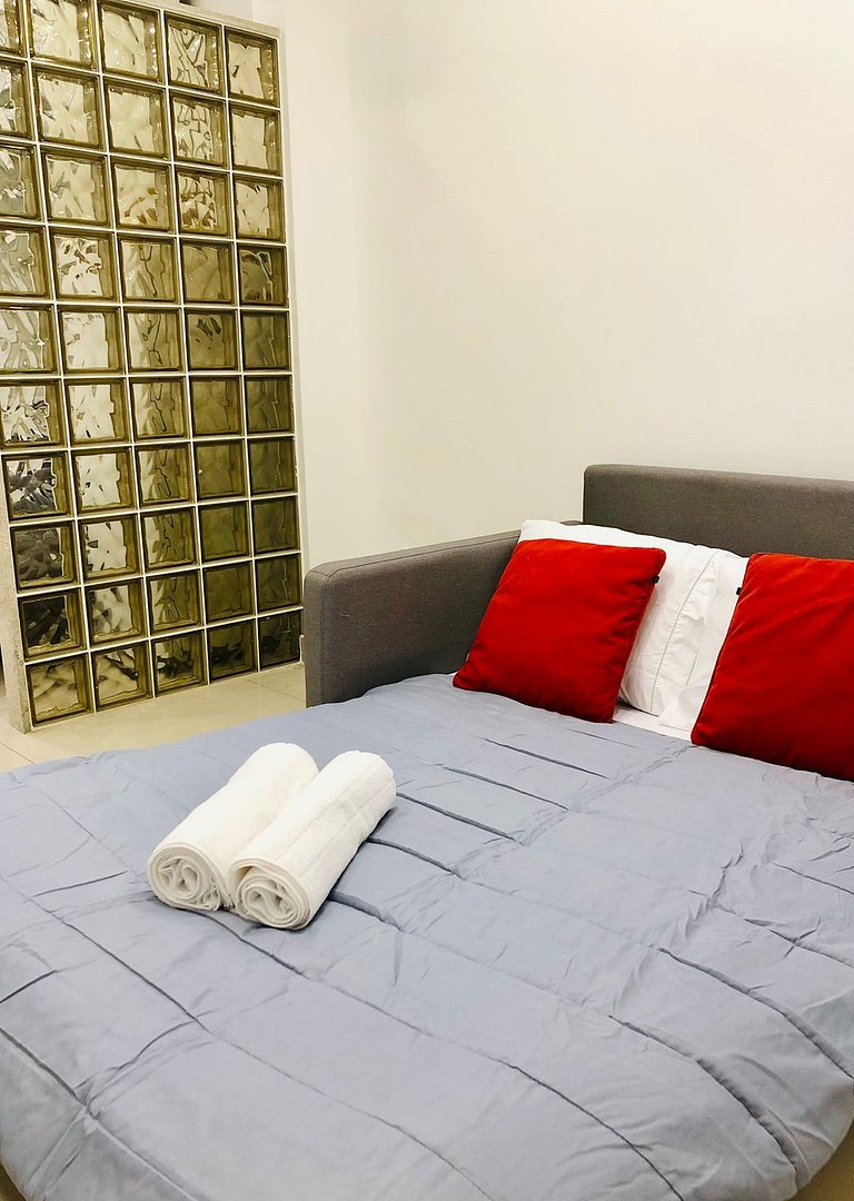 A pé da praia de Copa, studio completo e confortável.