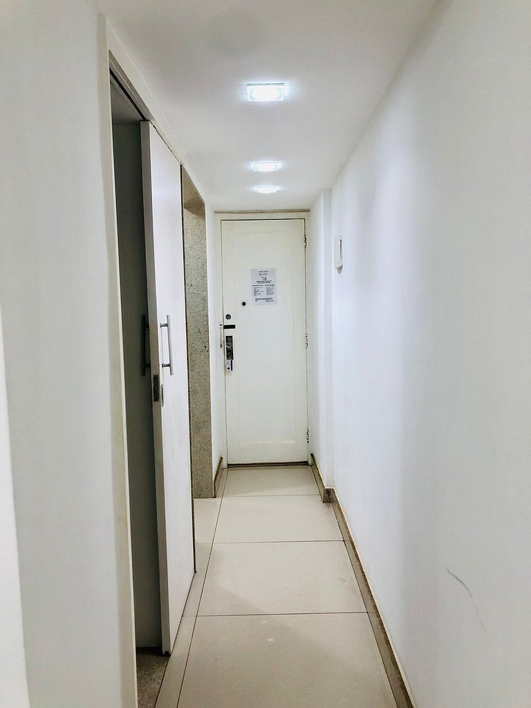 A pé da praia de Copa, studio completo e confortável.