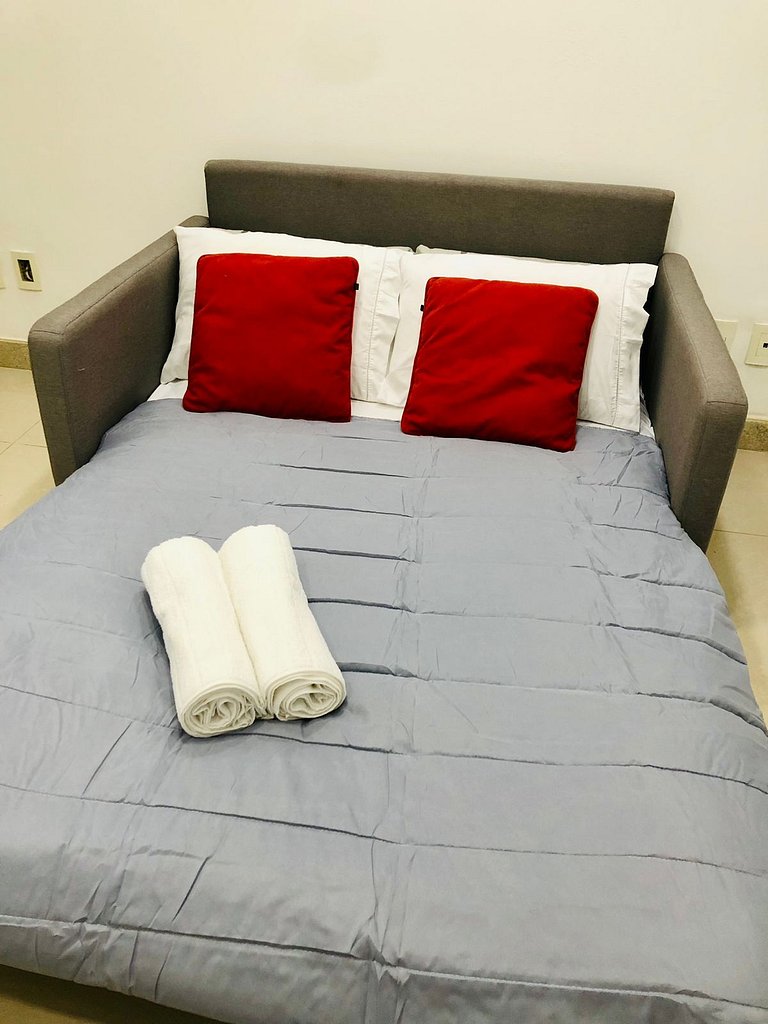 A pé da praia de Copa, studio completo e confortável.