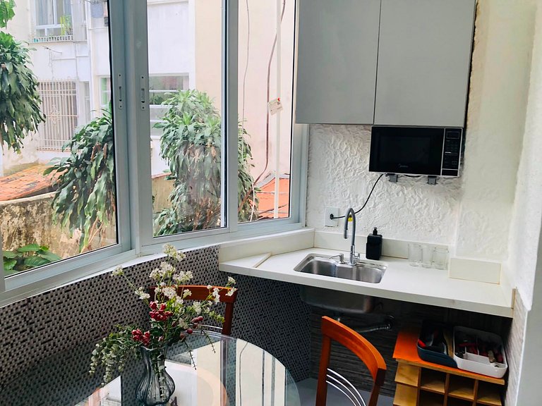 Espaçoso, uma quadra da Praia de Copa, 3 qtos, cozinha compl