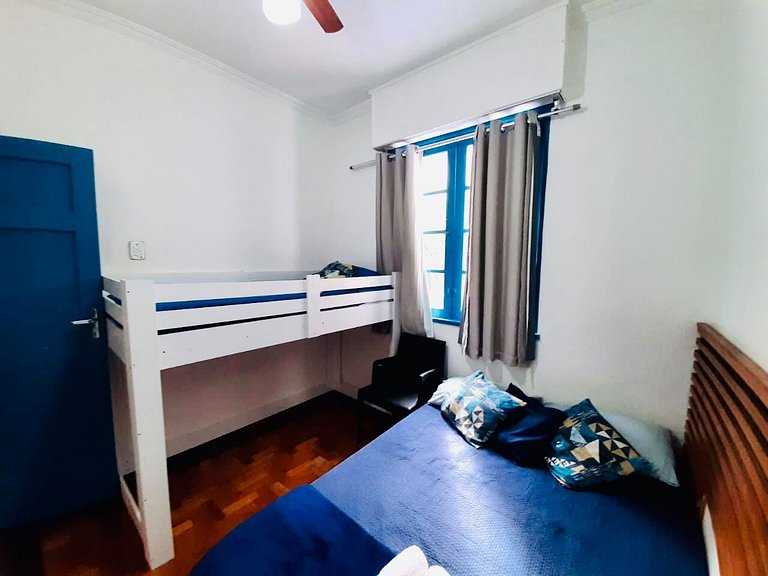 Espaçoso, uma quadra da Praia de Copa, 3 qtos, cozinha compl